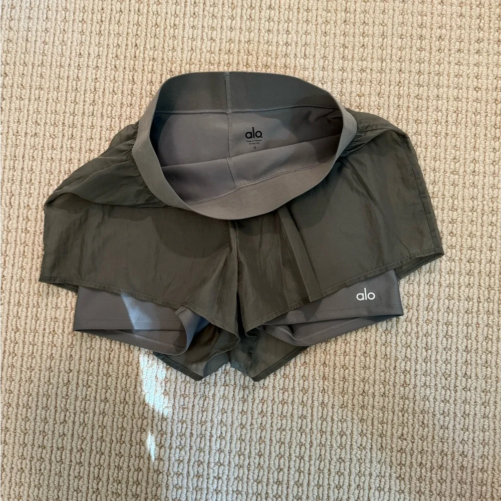 Alo yoga layered bike shorts size small, army green color - Picture 2 of 3